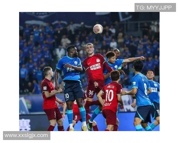 足球球星跷二郎腿瞬间引发热议 揭秘其背后的自信与态度